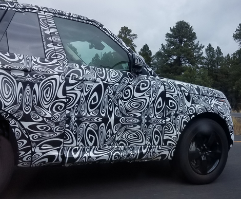 Illustration for article titled What the Hell Is Going on With This Stumpy Range Rover Prototype?